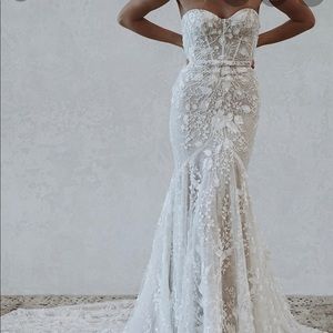 New and never worn wedding dress (UK size 8)